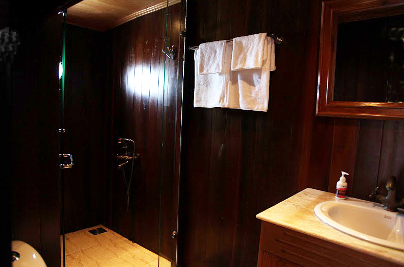 Dragon-eyes-cruise-bathroom