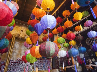 hoi-an-paper-lantern-shop-display