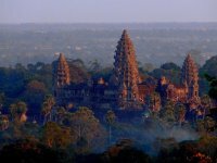 Angkor_Wat_Cambodia_sunset_zrim.jpg